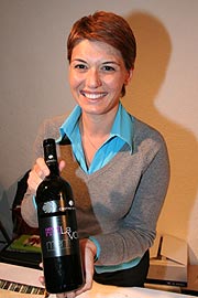 Marilena Barbera von Cantine Barbera, und ein "La Vota" Cabernet Sauvignon, den ihre Schwester Daniela anbaut (Foto: MartiN Schmitz)